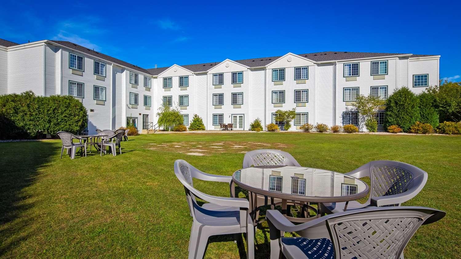Charlevoix Inn & Suites Surestay Collection By Best Western Εξωτερικό φωτογραφία