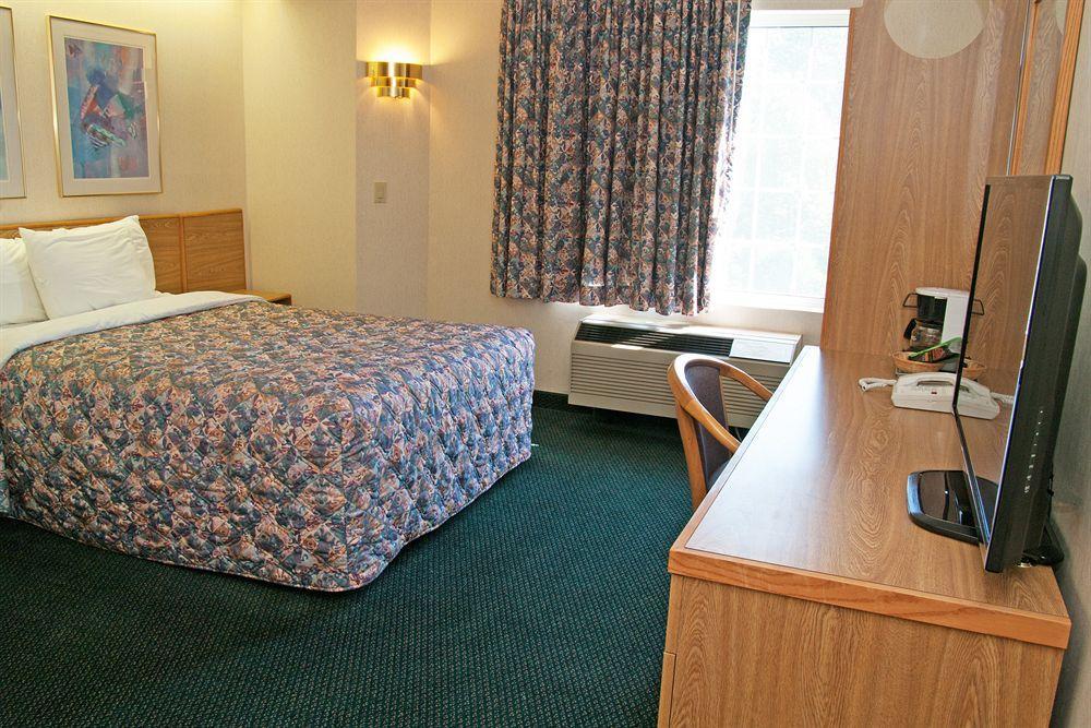 Charlevoix Inn & Suites Surestay Collection By Best Western Εξωτερικό φωτογραφία